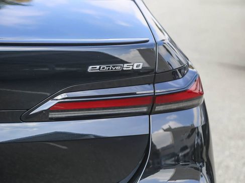 Used 2026 BMW i7 eDrive50 w/ M Sport Package RWD image 7