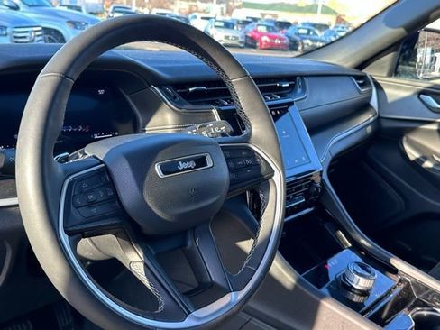 Used 2023 Jeep Grand Cherokee L Laredo image 10