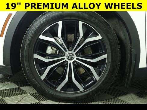 Used 2023 Toyota Crown Limited image 10