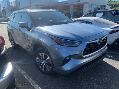 Used 2022 Toyota Highlander XLE AWD/4WD image 6