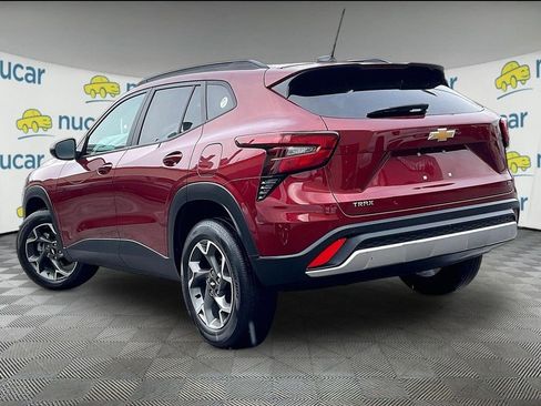Used 2025 Chevrolet Trax LT w/ Driver Confidence Package FWD image 4