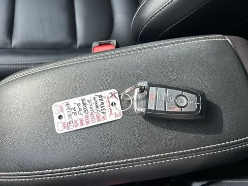 Used 2022 Ford Escape Titanium image 32