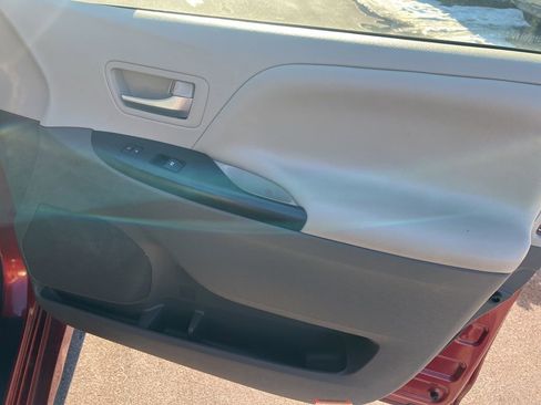 Used 2019 Toyota Sienna LE image 19