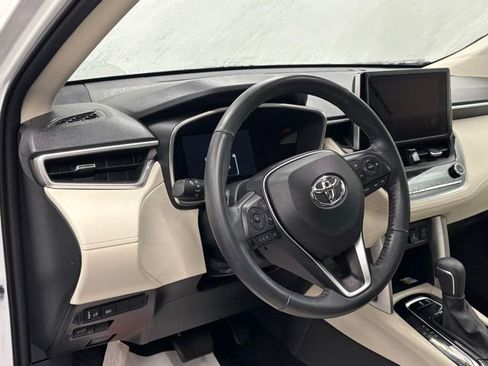 Used 2023 Toyota Corolla Cross XLE w/ Convenience Package AWD/4WD image 19