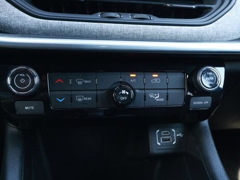 Used 2024 Jeep Compass Latitude image 18