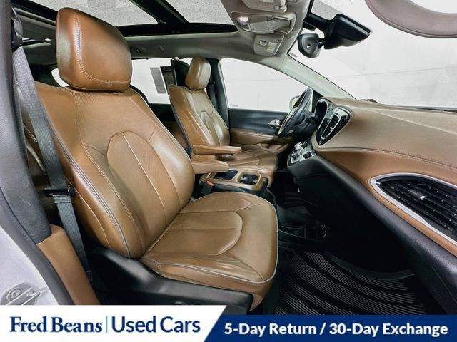 Used 2018 Chrysler Pacifica Limited w/ Tire & Wheel Group FWD image 38