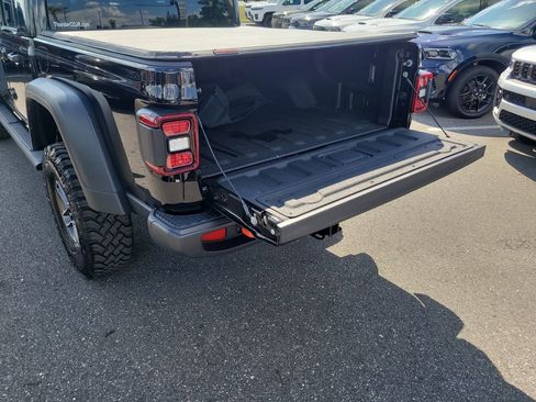 Used 2025 Jeep Gladiator Mojave AWD/4WD image 9