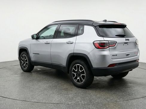 Used 2025 Jeep Compass Trailhawk image 6