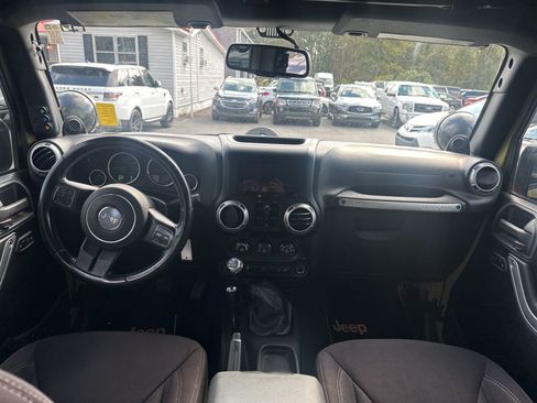 Used 2013 Jeep Wrangler Unlimited Rubicon w/ Dual Top Group image 9