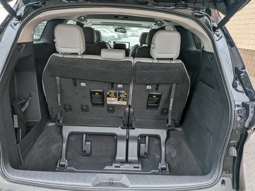 Used 2026 Toyota Sienna XLE FWD image 36
