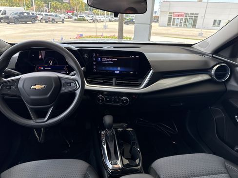 Used 2025 Chevrolet Trax LT FWD image 26