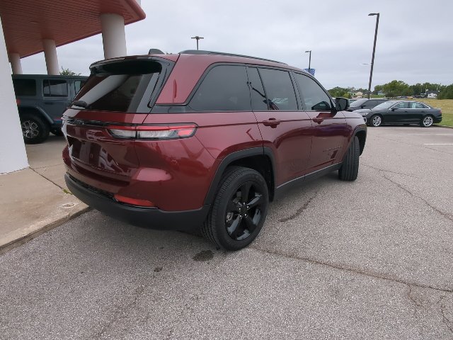 Used 2025 Jeep Grand Cherokee Altitude AWD/4WD image 32