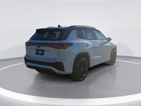 New 2026 Volkswagen Tiguan SE R-Line image 3