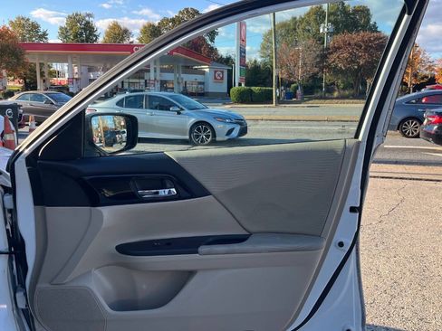 Used 2017 Honda Accord LX image 16