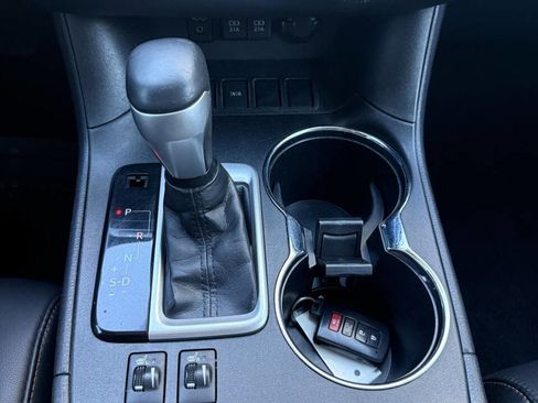 Used 2019 Toyota Highlander SE image 28