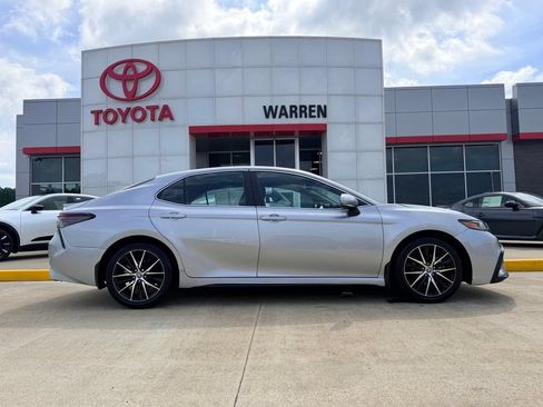 Used 2024 Toyota Camry SE w/ Convenience Package FWD image 3
