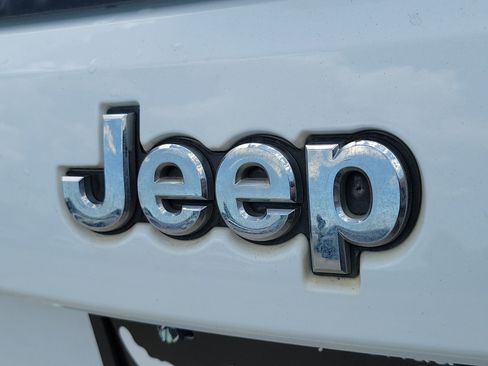 Used 2018 Jeep Grand Cherokee Overland AWD/4WD image 6