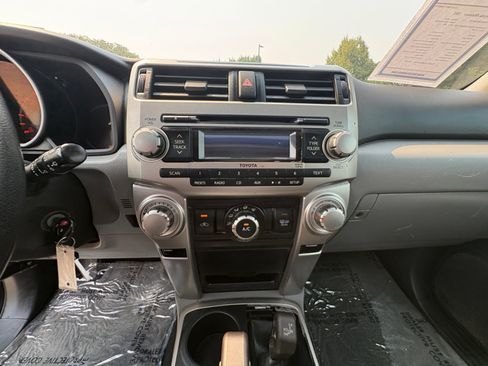 Used 2010 Toyota 4Runner SR5 AWD/4WD image 28