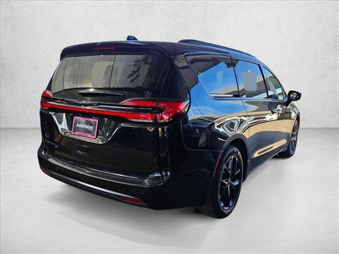 New 2026 Chrysler Pacifica Select image 2