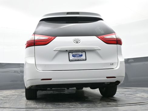 Used 2015 Toyota Sienna LE image 39