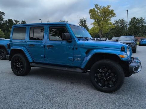 Used 2022 Jeep Wrangler Unlimited Sahara w/ Cold Weather Group AWD/4WD image 2