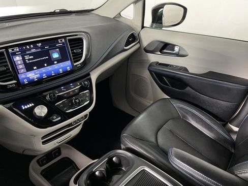 Used 2021 Chrysler Pacifica Touring-L image 35