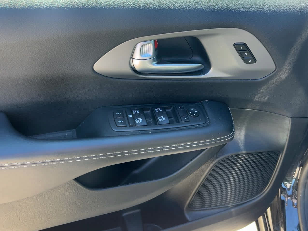 Used 2025 Chrysler Pacifica Select FWD image 2