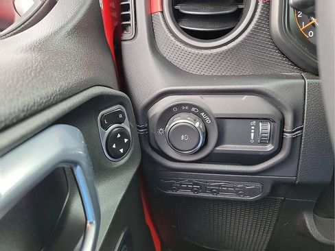 Used 2024 Jeep Wrangler Unlimited Rubicon AWD/4WD image 13