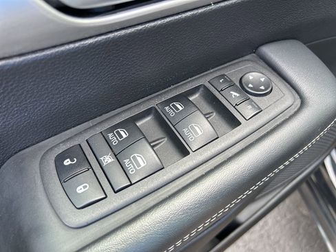 Used 2024 Chrysler Pacifica Premium FWD image 17