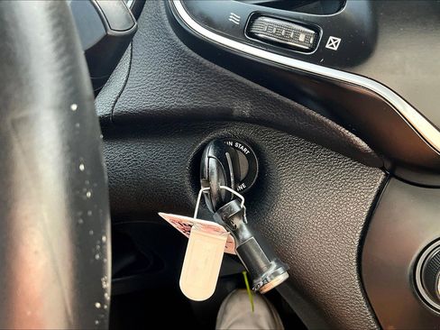 Used 2019 Jeep Cherokee Latitude w/ Cold Weather Group image 12