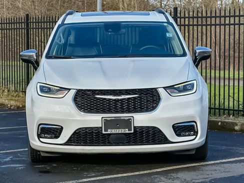 Used 2023 Chrysler Pacifica Limited image 8