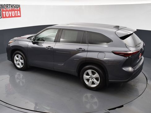 Used 2024 Toyota Highlander LE AWD/4WD image 21
