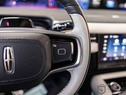 Used 2025 Lincoln Navigator Reserve image 24