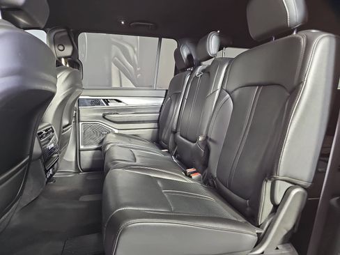 Used 2025 Jeep Wagoneer 4WD image 13