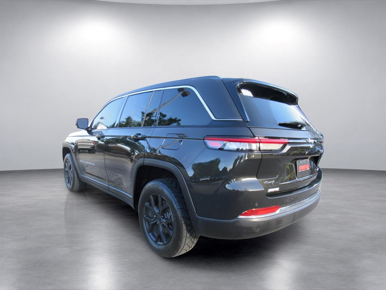 Used 2023 Jeep Grand Cherokee Limited AWD/4WD image 5