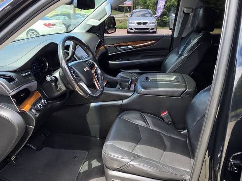 Used 2018 Cadillac Escalade Luxury AWD/4WD image 16