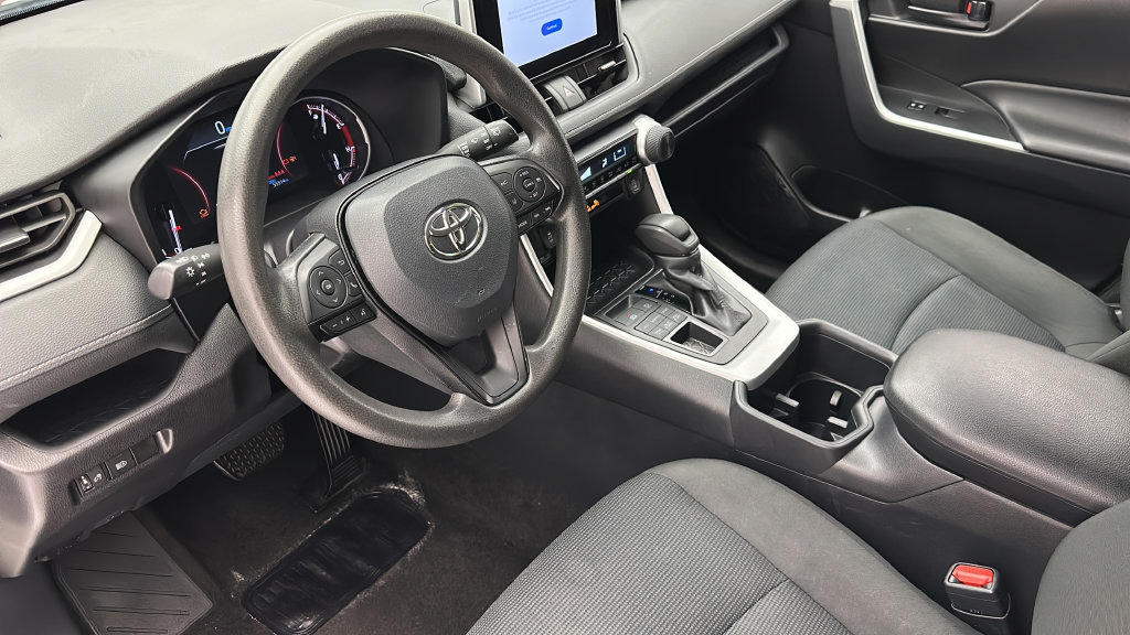 Used 2025 Toyota RAV4 LE AWD/4WD image 11