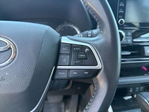 Used 2022 Toyota Highlander LE AWD/4WD image 20