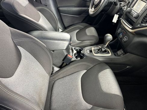 Used 2016 Jeep Cherokee Sport FWD image 17