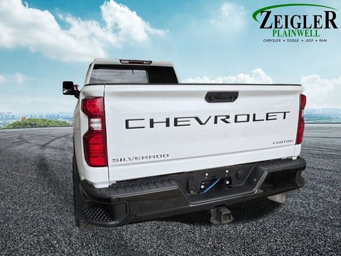 Used 2022 Chevrolet Silverado 2500 Custom w/ Custom Value Package AWD/4WD image 4