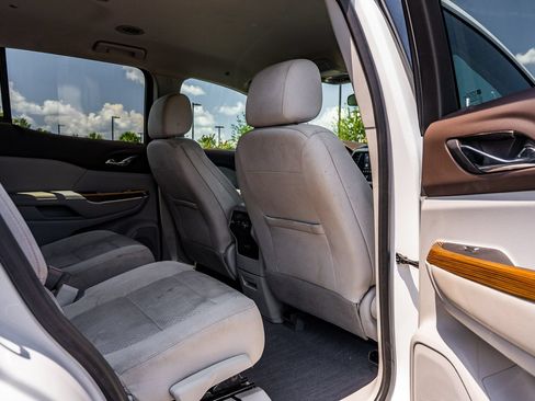 Used 2022 GMC Acadia SLE FWD image 13