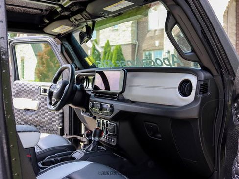 Used 2025 Jeep Gladiator Sport AWD/4WD image 28