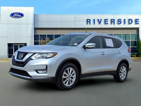 Used 2017 Nissan Rogue SV image 3