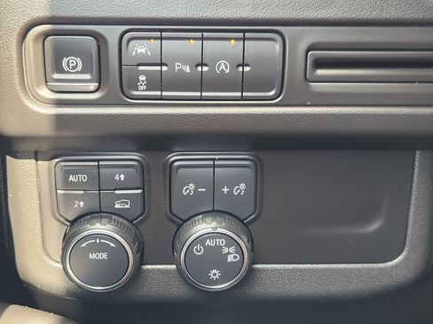 Used 2024 Chevrolet Suburban LT AWD/4WD image 21