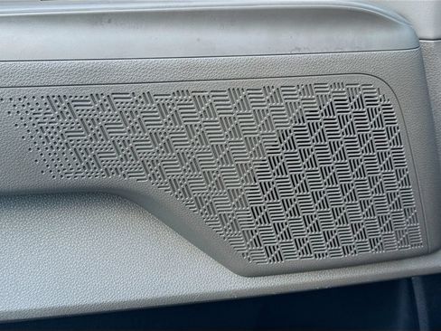 Used 2025 Kia Carnival EX FWD image 23