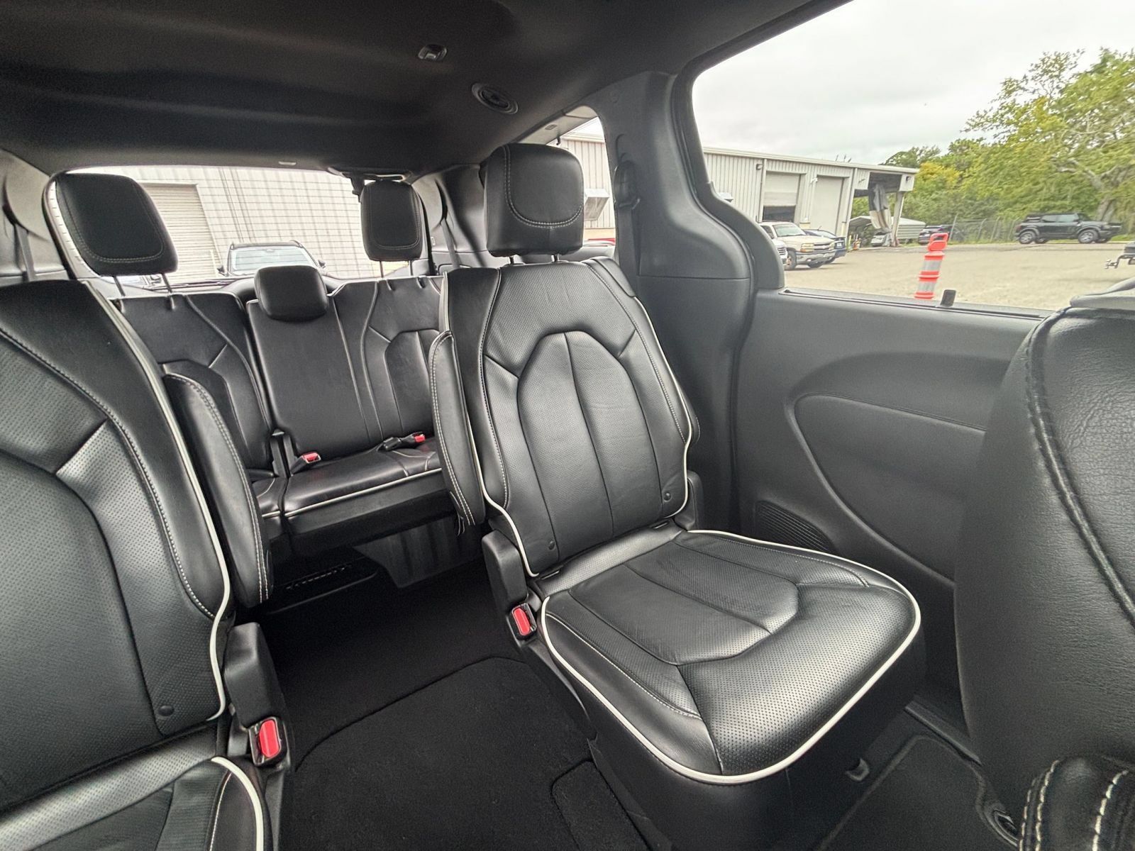 Used 2025 Chrysler Pacifica Limited FWD image 41