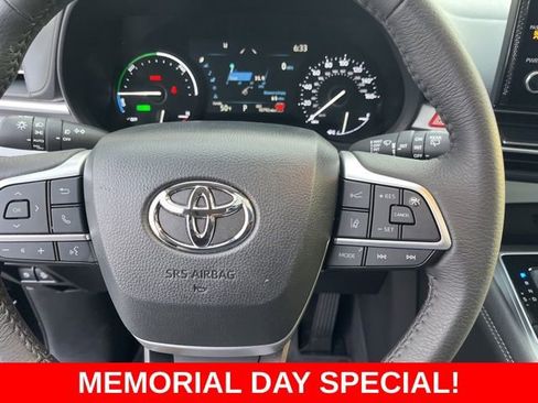 Used 2025 Toyota Sienna XLE FWD image 19