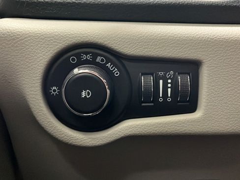 Used 2023 Chrysler Pacifica Touring-L FWD image 32
