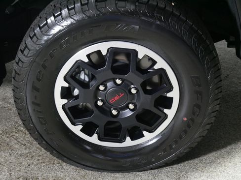 Used 2025 Toyota Tacoma TRD Off-Road w/ TRD Off Road Premium Package AWD/4WD image 15