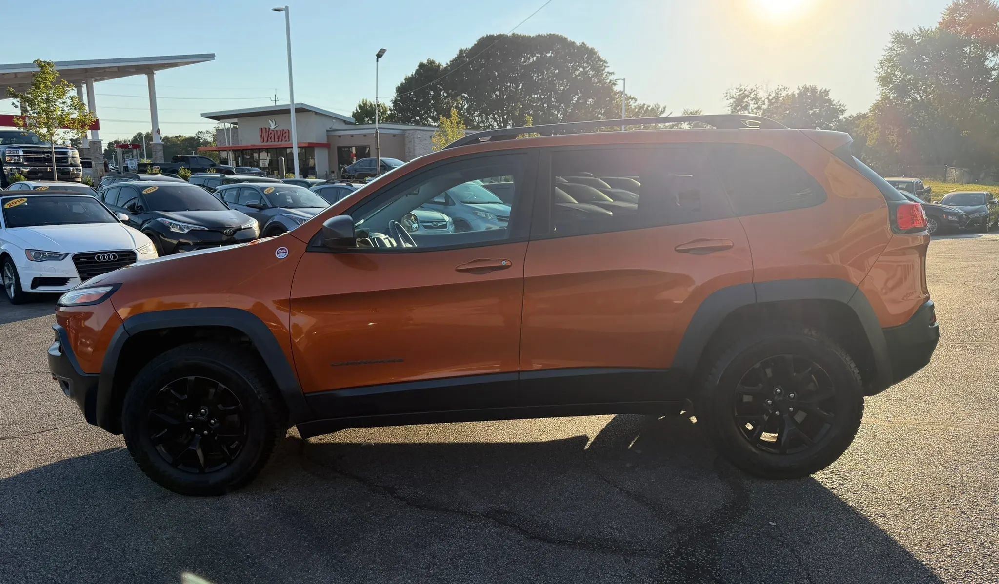 Used 2015 Jeep Cherokee Trailhawk AWD/4WD image 2